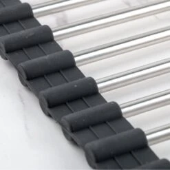 Highport Oprolbaar Vaat Droogrek - Scandinavisch Design - Opvouwbaar Hittebestendig Roestvrijstalen Keuken Afdruiprek - Vaatwasser Geschikt - Sterke 18-staafs Onderzetter - Foodgrade Materiaal -Winkel Voor Dagelijkse Benodigdheden 1200x1200 2278