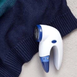 Orange85 Pluizenverwijderaar - Pluizenroller - Elektrisch - Ontpluizer - Pluizentondeuse - Pluizendief - Blauw - Wit - Pluizenborstel - Draadloos 13 Orange85 Pluizenverwijderaar - Pluizenroller - Elektrisch - Ontpluizer - Pluizentondeuse - Pluizendief - Blauw - Wit - Pluizenborstel - Draadloos -Winkel Voor Dagelijkse Benodigdheden 1200x1200 3482