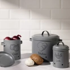 Navaris Set Van 3 Voorraadpotten - Voor Aardappelen, Uien En Knoflook - Metalen Voorraadblikken - Voor Opslag En Houdbaarheid - Vaatwasserbestendig 12 Navaris Set Van 3 Voorraadpotten - Voor Aardappelen, Uien En Knoflook - Metalen Voorraadblikken - Voor Opslag En Houdbaarheid - Vaatwasserbestendig -Winkel Voor Dagelijkse Benodigdheden 1200x1200 4236