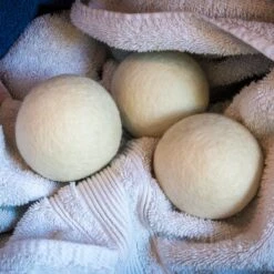Apeiron Drogerballen - Droogballen - 6 XL Wasbollen - Droger - Duurzaam - Wasmachine - Wasverzachter - Energie Besparen - Zero Waste - Schapenvacht - Wol -Winkel Voor Dagelijkse Benodigdheden 1200x1200 810