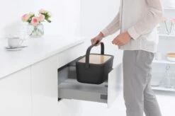 Brabantia Nic Broodtrommel - Met Bamboe Deksel - Dark Grey -Winkel Voor Dagelijkse Benodigdheden 1200x799 8