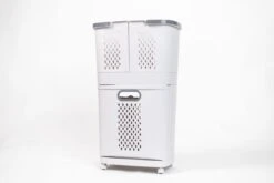 Sens Design Wasmanden Met Deksel - Wassorteerder 3 Vakken Op Wieltjes -Winkel Voor Dagelijkse Benodigdheden 1200x800 242