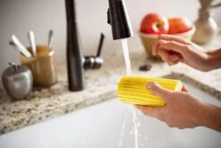 Scrub Daddy Damp Duster - Wonder Stoffer - Licht Blauw 8 Scrub Daddy Damp Duster - Wonder Stoffer - Licht Blauw -Winkel Voor Dagelijkse Benodigdheden 1200x802 10