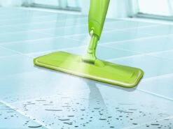 CleanMaxx Spray Mop Vloerreiniger Wisser - Sproeikop -Winkel Voor Dagelijkse Benodigdheden 1200x897 1