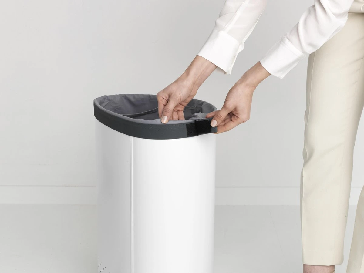 Brabantia Wasmand Met Deksel - 55 L - White / Dark Grey Kunststof Deksel 7 Brabantia Wasmand Met Deksel - 55 L - White / Dark Grey Kunststof Deksel - Afbeelding 5