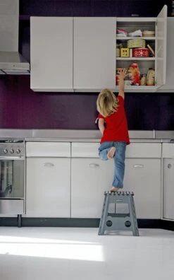 PUHLMANN - Inklapbare Kruk, JAMES, Plastic, Grijs, 40 Cm Hoog, Max 90 Kilo -Winkel Voor Dagelijkse Benodigdheden 748x1200 1