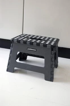 PUHLMANN - Inklapbare Kruk, JAMES, Plastic, Grijs, 22 Cm Hoog, Max 100 Kilo 14 PUHLMANN - Inklapbare Kruk, JAMES, Plastic, Grijs, 22 Cm Hoog, Max 100 Kilo -Winkel Voor Dagelijkse Benodigdheden 797x1200 6