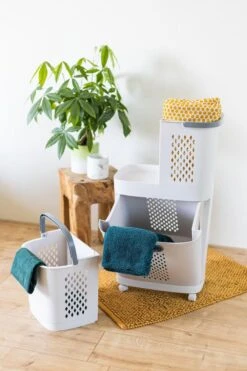 Sens Design Wasmanden Met Deksel - Wassorteerder 3 Vakken Op Wieltjes -Winkel Voor Dagelijkse Benodigdheden 800x1200 58