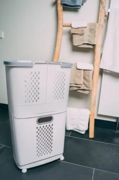 Sens Design Wasmanden Met Deksel - Wassorteerder 3 Vakken Op Wieltjes -Winkel Voor Dagelijkse Benodigdheden 800x1200 60